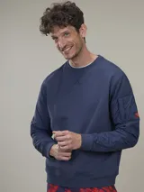 Buzo de cuello redondo con cuerpo de algodón y mangas de nylon capitoneadas. Presenta un bolsillo utilitario en la manga izquierda y puños de rib elástico.