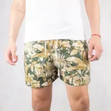 Short de baño verde oliva con estampado de hojas doradas.