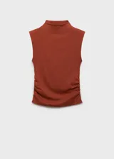 Camiseta sin mangas de cuello perkins, diseño entallado con fruncidos laterales y tirantes anchos.