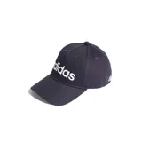 Gorra Adidas Daily Cap color azul marino, con visera curva y el logotipo de la marca estampado en color blanco en el frente.