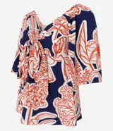 Blusa azul marino con estampado floral en tonos rojo y blanco, escote en pico con nudo y mangas cortas fruncidas.