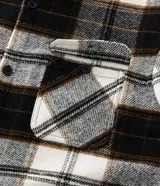 Campera de franela a cuadros con forro de sherpa, cuello tipo polo, cierre frontal con botones y bolsillos delanteros con solapa.