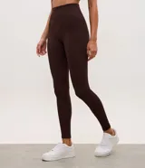 Legging deportiva de tiro alto confeccionada en poliamida seamless, con diseño ajustado y textura acanalada. Ofrece gran elasticidad y comodidad para actividades físicas.