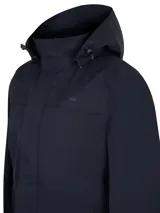Campera cortaviento impermeable color azul navy de RKF, con capucha desmontable, cuello alto, cierre frontal oculto con solapa y bolsillos laterales.