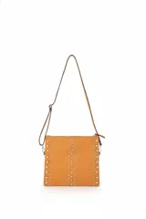 Cartera marrón con solapa frontal decorada con tachas plateadas de diferentes tamaños. Cuenta con un cierre de cremallera en la parte superior y una correa ajustable para llevar al hombro.