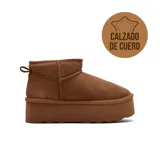Bota corta de cuero con plataforma alta y diseño minimalista, con tirador en la parte trasera.