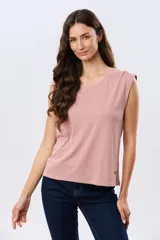 Musculosa de algodón color rosado con cuello redondo y diseño holgado.