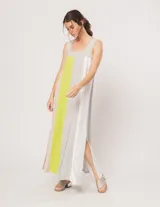 Vestido largo de lino color blanco, gris y amarillo, con breteles anchos, escote recto, elástico en la espalda y tajos laterales.