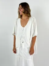 Saco tejido en hilo de lino color blanco, de mangas cortas y corte holgado.