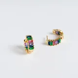 Par de aros tipo argolla dorados con cristales de colores arcoíris.