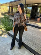 Botas cortas de cuero color marrón con suela track negra. Presentan dos correas ajustables con hebillas metálicas plateadas en el empeine y cierre lateral interno.