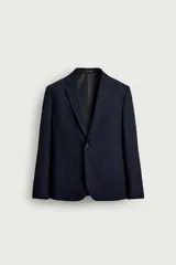 Blazer regular fit azul marino confeccionado en tejido con lana, con cuello de solapas de muesca, cierre frontal de un botón y bolsillos de vivo en pecho y cadera.