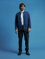 Cardigan de tejido de punto con cierre frontal completo, cuello redondo y bolsillos laterales. Presenta un diseño de textura acanalada y puños elásticos.