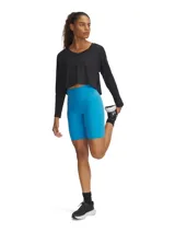 Calza corta deportiva azul con cintura alta y logo de la marca en la pierna izquierda.