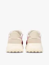 Zapatillas Tommy Jeans modelo Cleated Runner Suede Mix, de diseño urbano y deportivo con combinación de colores rosa, bordó, beige y blanco. Presentan suela dentada y detalles de la marca en el lateral.