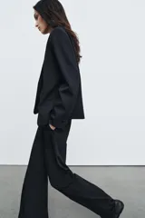 Pantalón de tiro alto con diseño de raya diplomática, corte recto y raya planchada en el delantero. Cuenta con cintura con trabillas, bolsillos laterales y bolsillos de vivo en la parte trasera. Cierre frontal con cremallera, botón y ganchos metálicos.