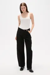 Pantalón jean de tiro medio, corte barrel y diseño amplio en las piernas.