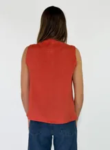 Chaleco rojo de lino sin mangas, con escote en V y cierre frontal de botones.