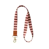 Llavero de cuello con tira de tela a rayas en tonos rosado y marrón, con detalle de cuero sintético marrón en la base y gancho metálico beige.