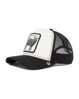 Gorra trucker Goorin Bros con diseño de 5 paneles, frente estructurado de color crudo con parche bordado de una oveja negra y la inscripción "Black Sheep", visera y red trasera de color negro.