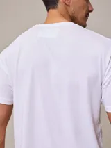 Remera blanca de algodón con cuello redondo y manga corta.