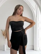 Top strapless negro con strass plateados. Incluye copas removibles.