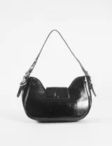 Cartera de hombro negra con textura símil cuero de cocodrilo, detalles de ojalillos plateados y hebillas decorativas. Incluye cierre principal y correa larga removible.