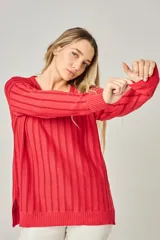 Sweater celeste de punto con escote en V y mangas largas.