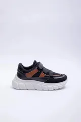 Championes deportivos para mujer, modelo Vedra de Pdk, en color beige con detalles en marrón y suela chunky tractada. Presentan tiras elásticas cruzadas en el empeine y cierre de velcro superior.
