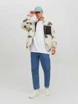 Camiseta blanca de manga corta y cuello redondo, corte holgado.