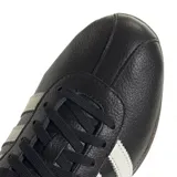 Championes Adidas modelo Tokyo, de cuero negro con las tres bandas laterales en blanco y suela de goma color marrón.