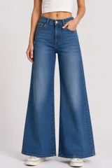 Pantalon de jean azul con corte ancho y tiro medio, de diseño clásico con cinco bolsillos y cierre frontal con botón y cremallera.