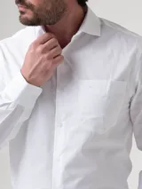 Camisa de manga larga de popelina de algodón en color blanco, marca RKF modelo Easysolid. Cuenta con cuello clásico, cierre frontal de botones y un bolsillo en el pecho con el logo bordado al tono.