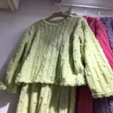 Conjunto de pijama de dos piezas confeccionado en plush suave con textura de ochos. Incluye una remera de manga larga con cuello redondo y un pantalón de corte recto con cintura elástica.
