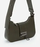 Cartera tipo baguette de la marca Satinato, confeccionada en poliuretano con acabado brillante. Presenta un diseño estructurado con correa ancha, cierre superior con cremallera y un detalle metálico frontal con cadena decorativa.