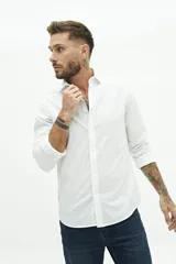 Camisa de manga larga con ajuste slim, color blanco con sutiles motas de colores. Presenta cuello clásico, cierre frontal con botones y logo bordado en el pecho.