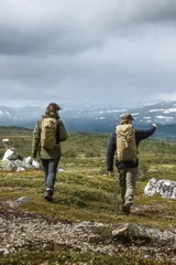 Mochila Thule AllTrail X de 15 litros, color verde oliva, con diseño ergonómico, panel trasero respirable, correas de compresión laterales y múltiples compartimentos para hidratación y accesorios.