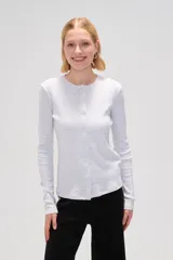 Cardigan de algodón color gris melange, con cuello redondo, cierre frontal con botones y mangas largas.