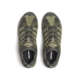 Championes de trekking Merrell modelo Accentor 4, color verde militar, confeccionados con gamuza y malla transpirable, ideales para actividades al aire libre y senderismo.