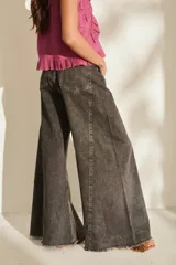Jean de corte wide leg, tiro alto y diseño super amplio con botamanga sin costura y flecos. Color azul clásico.
