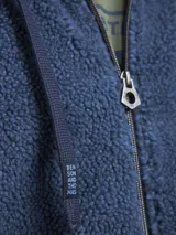 Campera de abrigo tipo fleece color azul marino, con cierre frontal completo y cuello alto.