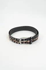 Cinturón de cuero sintético negro con detalle central de animal print y tachas metálicas plateadas a lo largo de la tira. Incluye hebilla metálica clásica.
