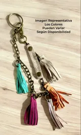 Llavero y embellecedor de cartera con múltiples flecos de cuero en varios colores, cadena metálica y tira de cuero personalizada con broches a presión.