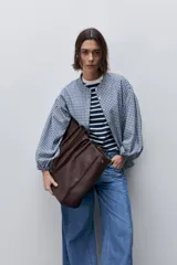 Jeans wide leg de tiro alto y pierna amplia, en lavado clásico, con bolsillos delanteros y traseros, cierre frontal con botón y presillas para cinturón.