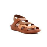 Sandalia casual de mujer con diseño de tiras cruzadas en tonos marrones y coral, con pulsera ajustable al tobillo y suela plana de goma.