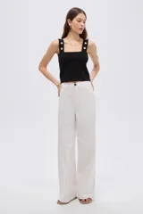 Top de rayón color blanco, de corte ajustado al cuerpo, con escote cuadrado y tirantes anchos decorados con botones metálicos dorados.