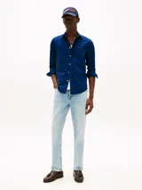 Camisa azul de corte regular confeccionada en tejido dobby de puro algodón.