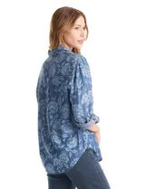 Camisa de lyocell con estampado floral en tonos azules, cuello con solapa, cierre frontal con botones y mangas largas regulables con presilla.