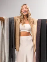 Chal color dorado con destellos brillantes, de tejido liviano y diseño atemporal.