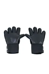 Guantes de arquero Umbro de color celeste y negro, con cierre ajustable en la muñeca y el logo de la marca estampado en el dorso.